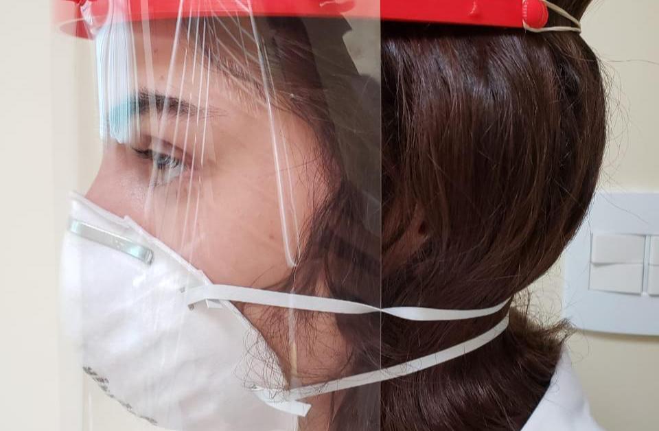 Projeto voluntário produz protetores faciais em Botucatu
