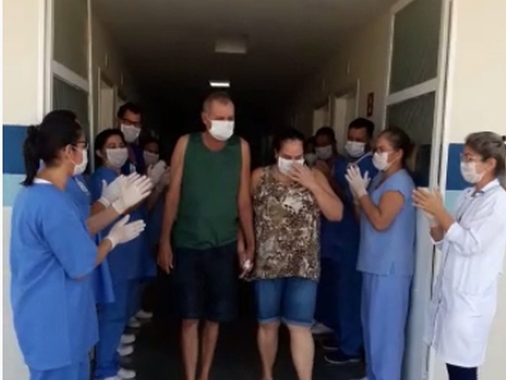 Casal é aplaudido ao receber alta de hospital após contrair coronavírus no interior de SP