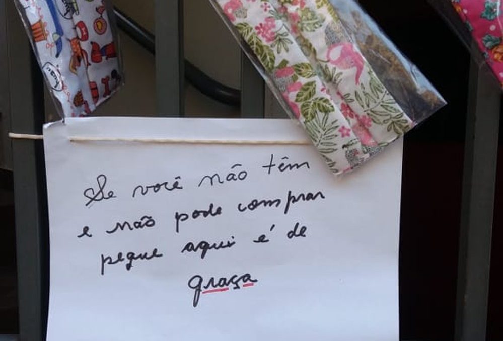 Moradora de Jaú doa máscaras em varal improvisado no portão de casa: ‘Se você não tem, pegue aqui’