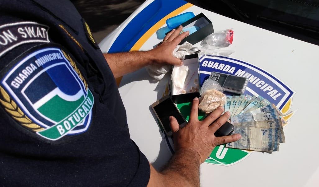 Guarda Municipal prende homem com drogas e balança de precisão perto da Gastão Dal Farra