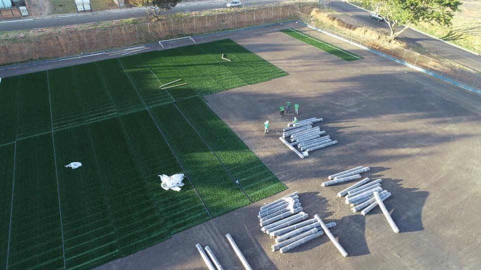 Estádio de Rubião Junior começa a receber grama sintética