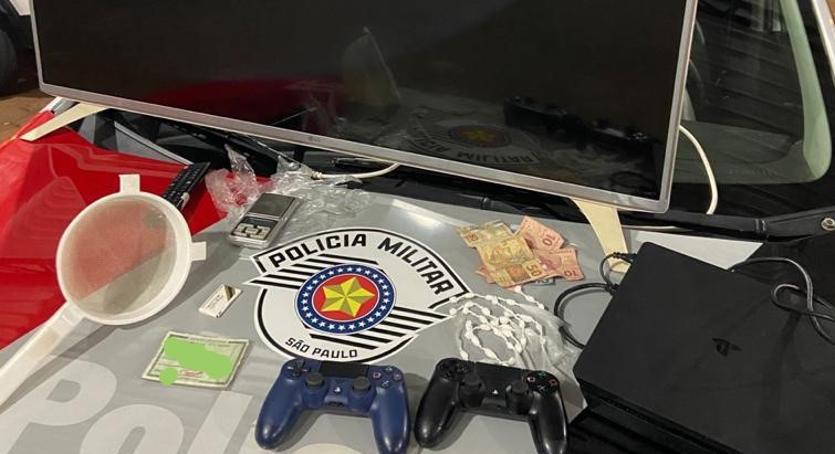 Homem é preso pela PM no Itamarati com drogas, TV e Vídeo Game