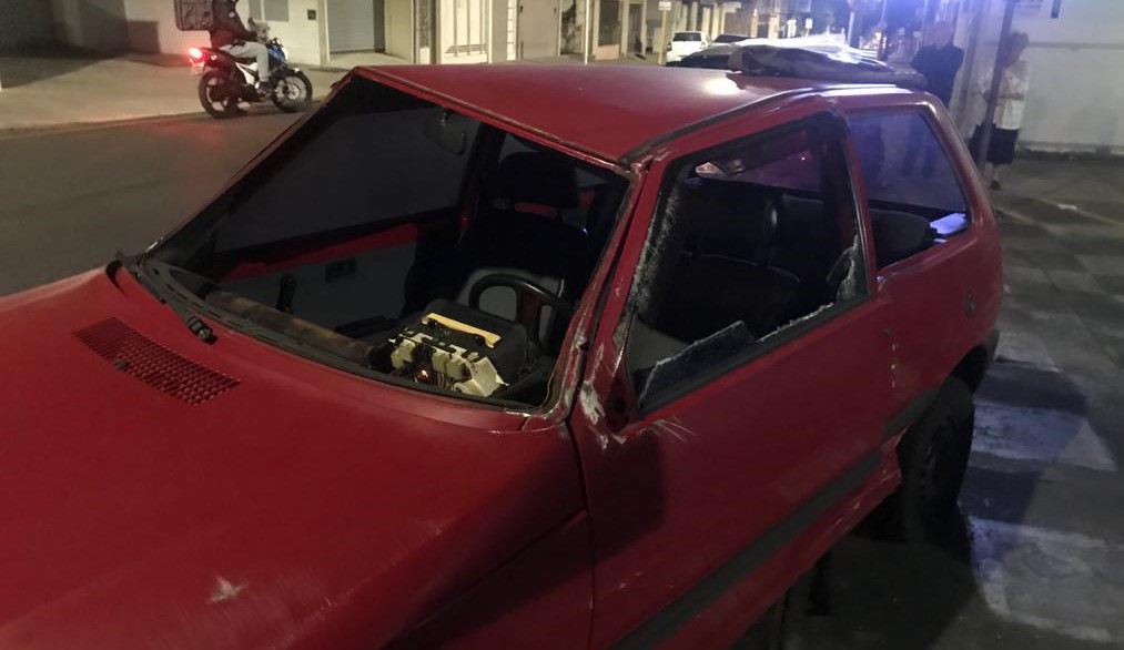 Carro tomba em cruzamento de via no centro de Botucatu após colisão