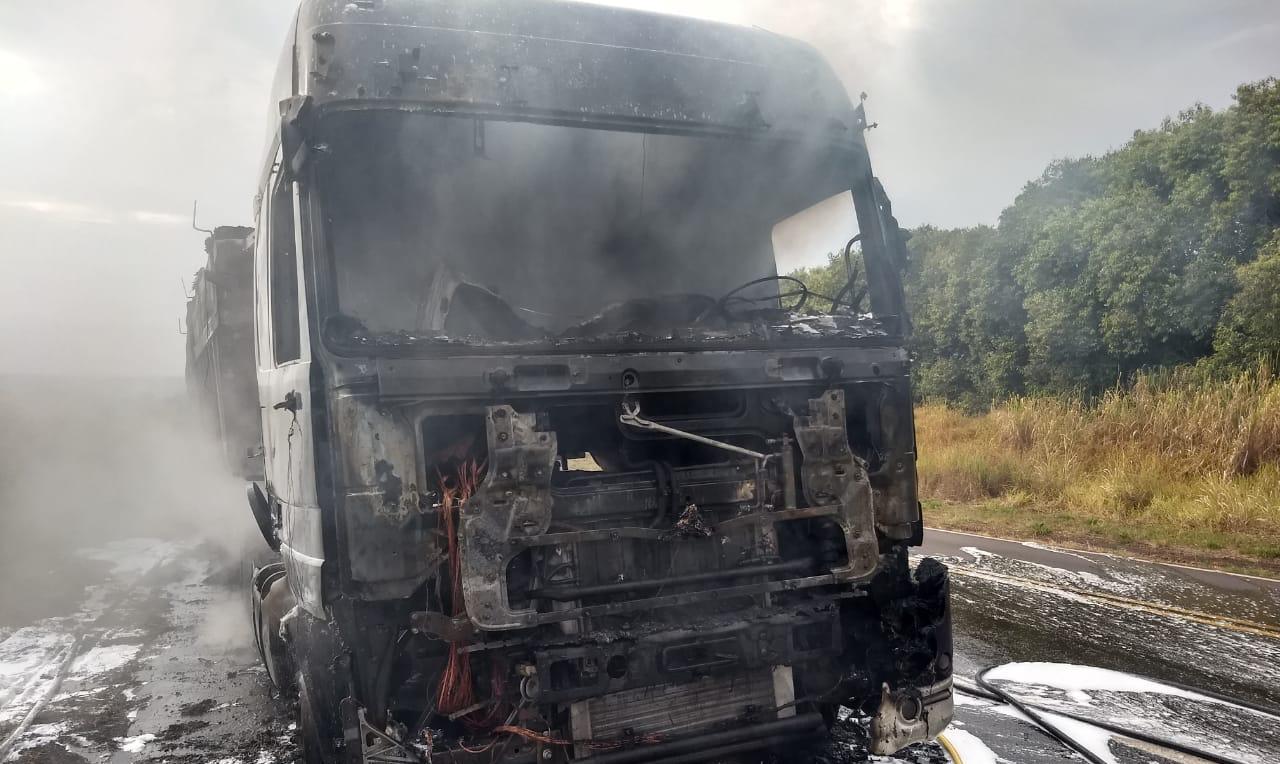 Caminhão fica destruído após incêndio na SP-191 em São Manuel