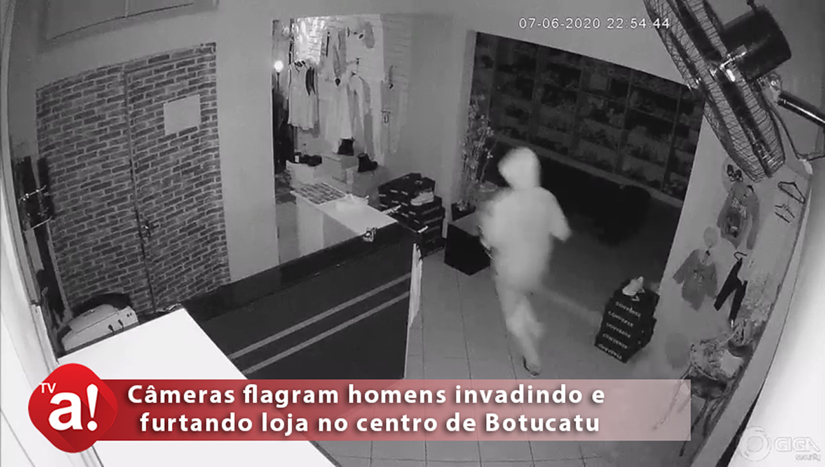 Câmeras flagram homens invadindo e furtando loja no centro de Botucatu; veja vídeo