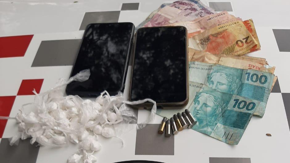 Polícia Militar encontra drogas e munição na Rua Curuzu