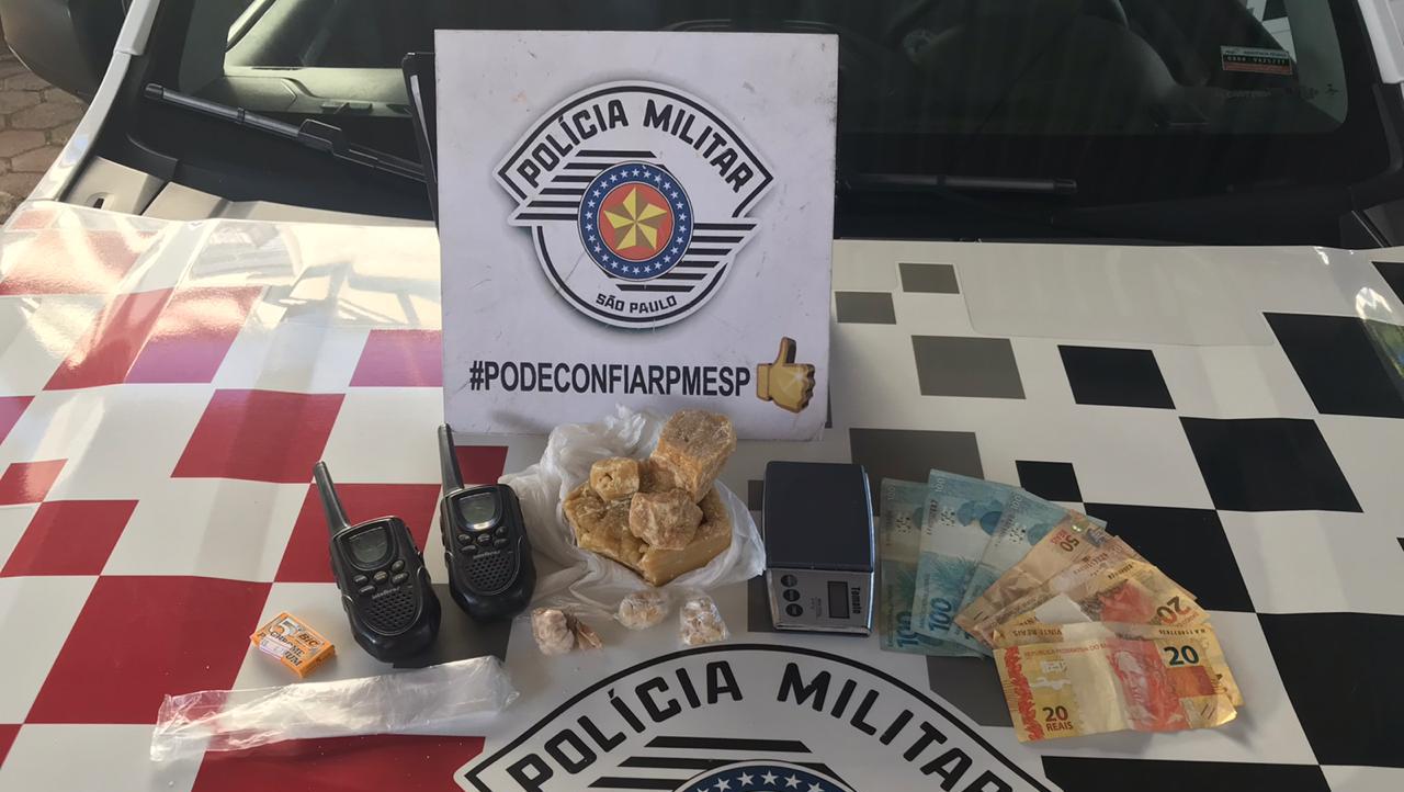 PM prende homem com drogas, balança e rádios comunicadores em Botucatu
