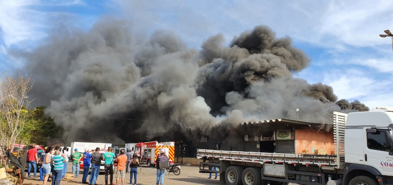 Grande incêndio atinge a Ceagesp em Bauru