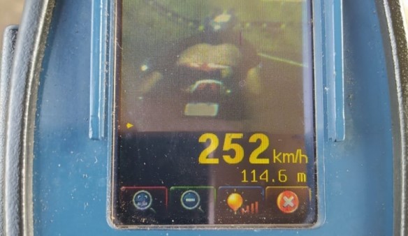  Polícia Rodoviária flagra moto acima de 250 km/h em Bauru