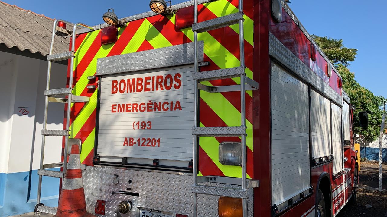 Incêndio destrói parte de salão de festas no Jardim Tropical em Botucatu