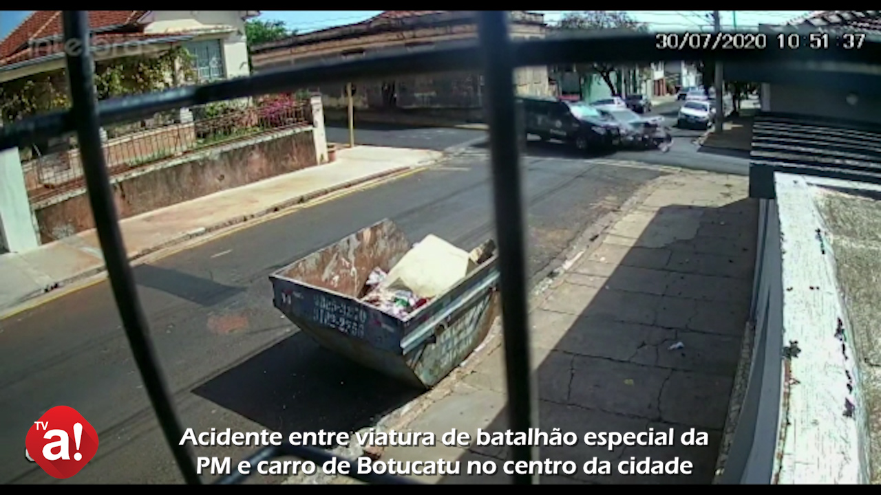 Veja vídeo do acidente com viatura do COE da PM no centro de Botucatu