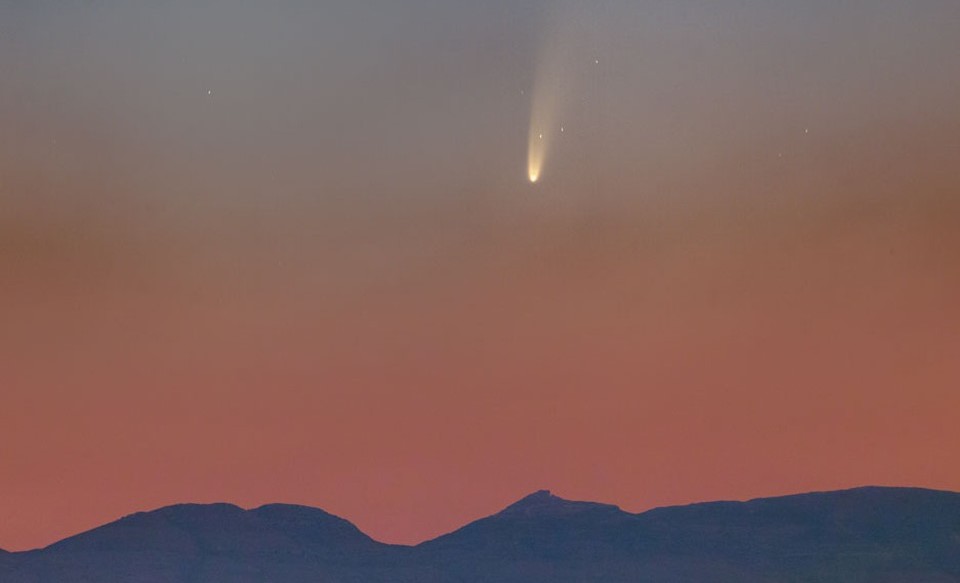 Cometa que se aproxima da Terra é fotografado no céu do Líbano