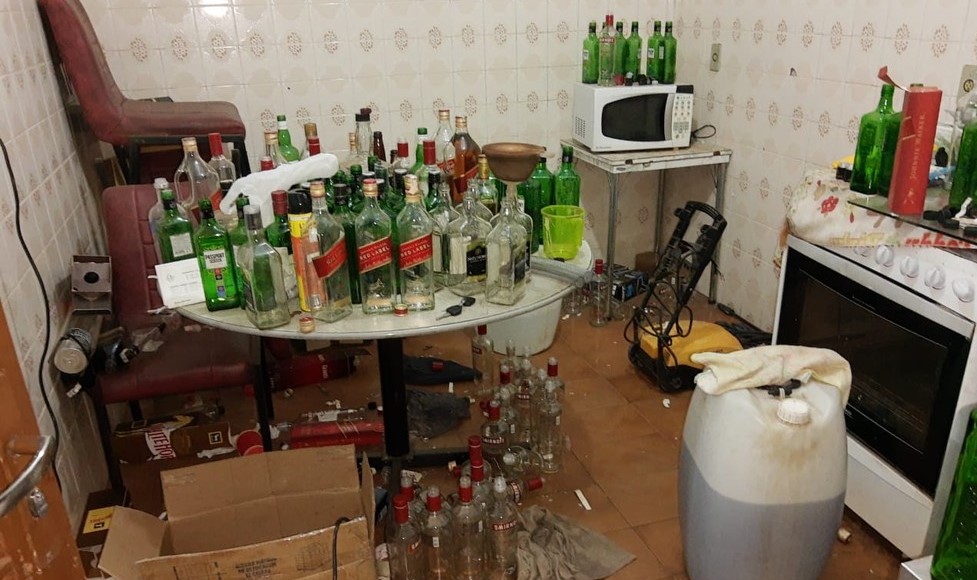Polícia prende suspeito de manter ‘fábrica caseira’ para falsificação de bebidas em Bauru