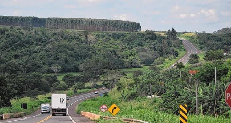 Acidente entre van e caminhão mata motorista na Jaú-Barra (SP-255)
