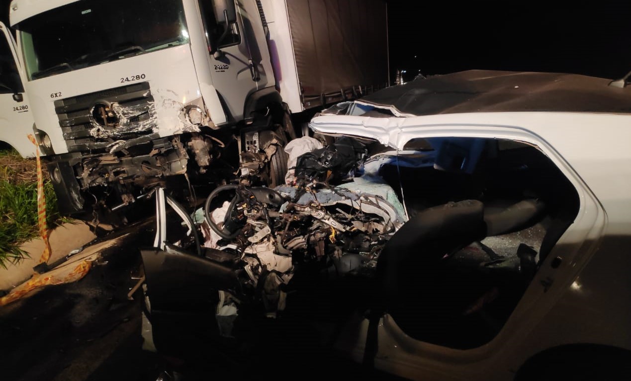 Jovem de São Manuel morre após carro bater de frente com caminhão na SP-191