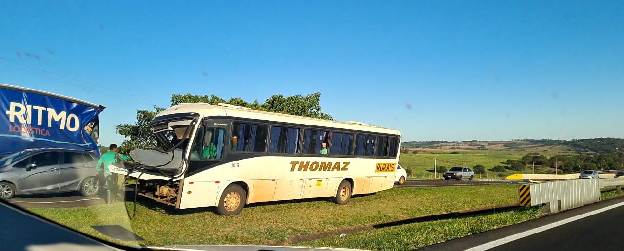 Ônibus com trabalhadores rurais bate na traseira de caminhão na Marechal Rondon