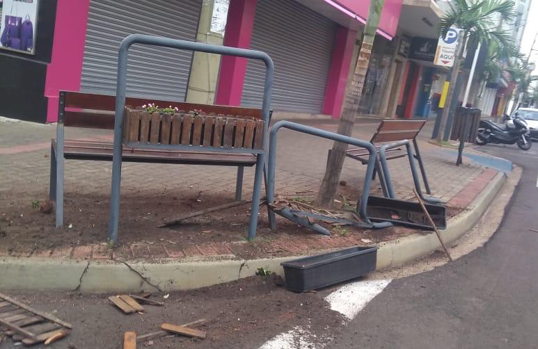 Floreiras são destruídas na Rua Amando em Botucatu