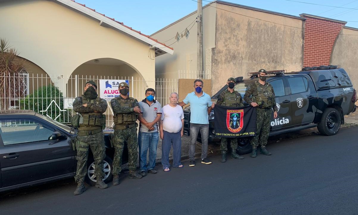 Após ‘vaquinha online’, empresário e policiais do COE entregam carro para idoso em Botucatu