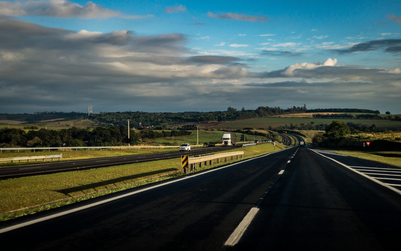 Colisão de moto contra placa em rodovia deixa jovem em estado grave na Rondon