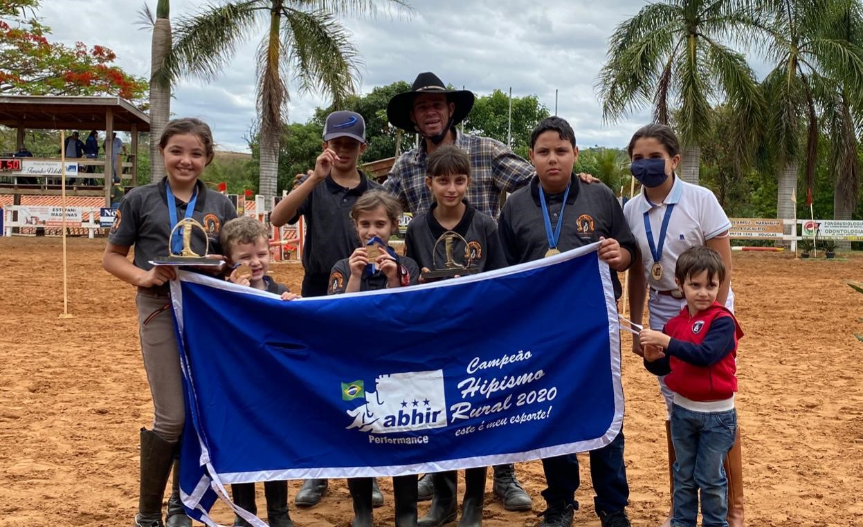 Alunos da Hípica Vitoreli de Botucatu brilham em volta oficial das provas de Hipismo