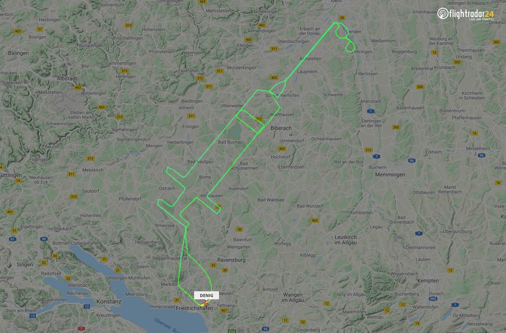 Piloto alemão ‘desenha’ uma seringa com o traçado do voo no mapa
