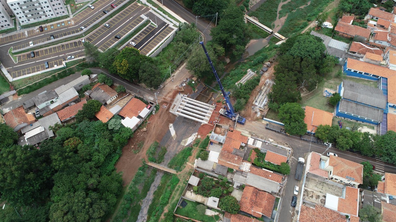 Nova ponte da Rua Antônio Bernardo em Botucatu tem vigas içadas
