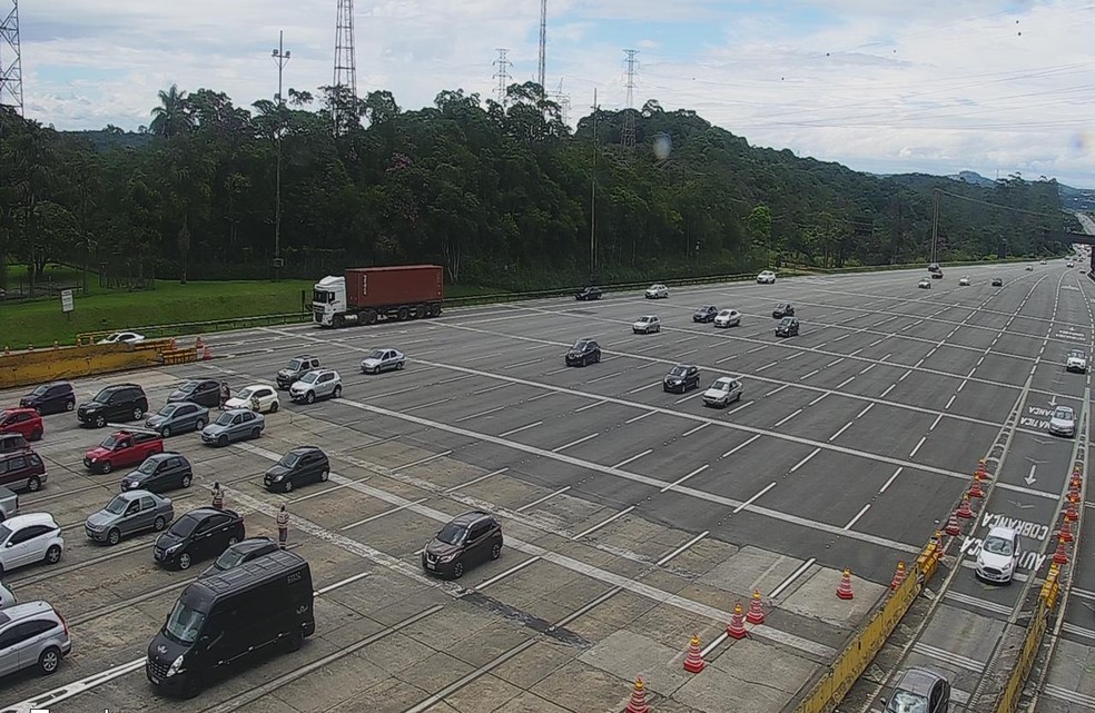 Mais de 380 mil veículos desceram a serra em direção ao litoral de SP na semana de Natal