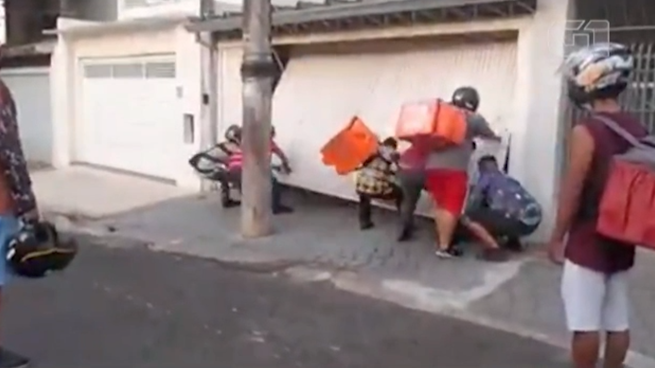 Motoboys de aplicativos de comida depredam casa e carro de morador de Bauru; VÍDEO