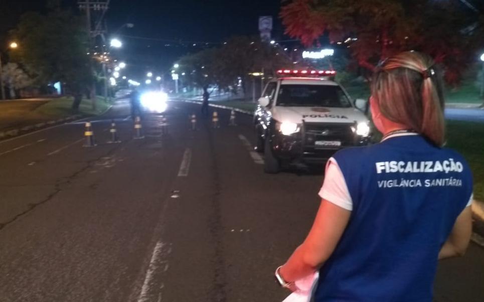 Forças de Segurança orientam motoristas em entradas e vias de Botucatu na primeira noite de Lockdown