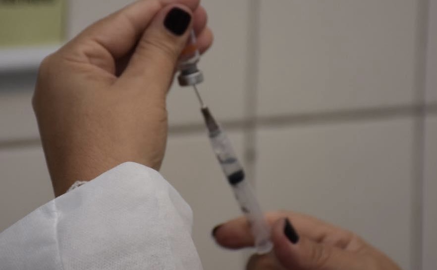 Vacinação de profissionais da saúde em Botucatu continua com farmacêuticos e fisioterapeutas