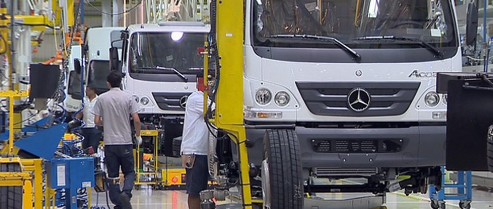 Mercedes anuncia que vai suspender produção no Brasil por causa da pandemia