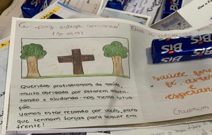 Crianças da Catequese da Catedral enviam cartas com chocolate aos profissionais de Saúde