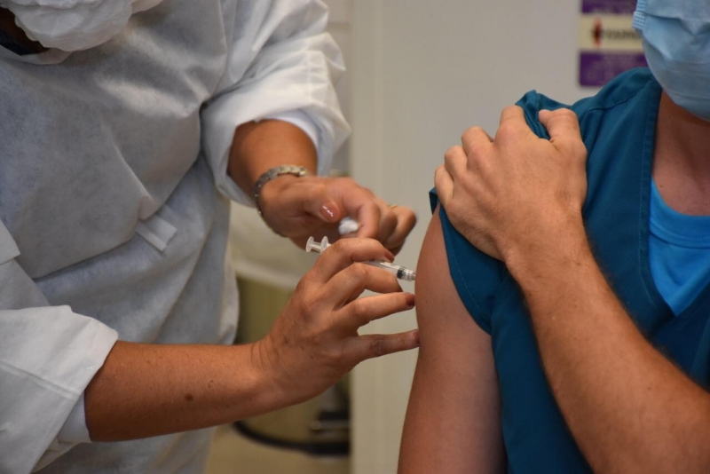 Idosos com 67 anos poderão se vacinar contra a Covid-19 a partir de amanhã em Botucatu