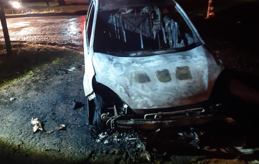 Carro pega fogo e fica destruído perto da Cohab 1 em Botucatu