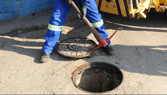 Absorventes, tijolos e até bolas de futebol são retirados de tubulações de esgoto em Botucatu