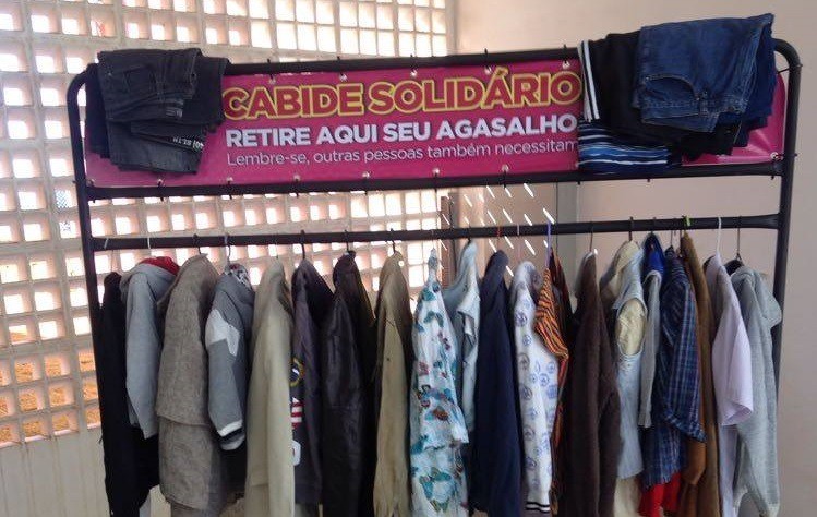 Cabides Solidários arrecadam e disponibilizam agasalhos para famílias vulneráveis de Botucatu