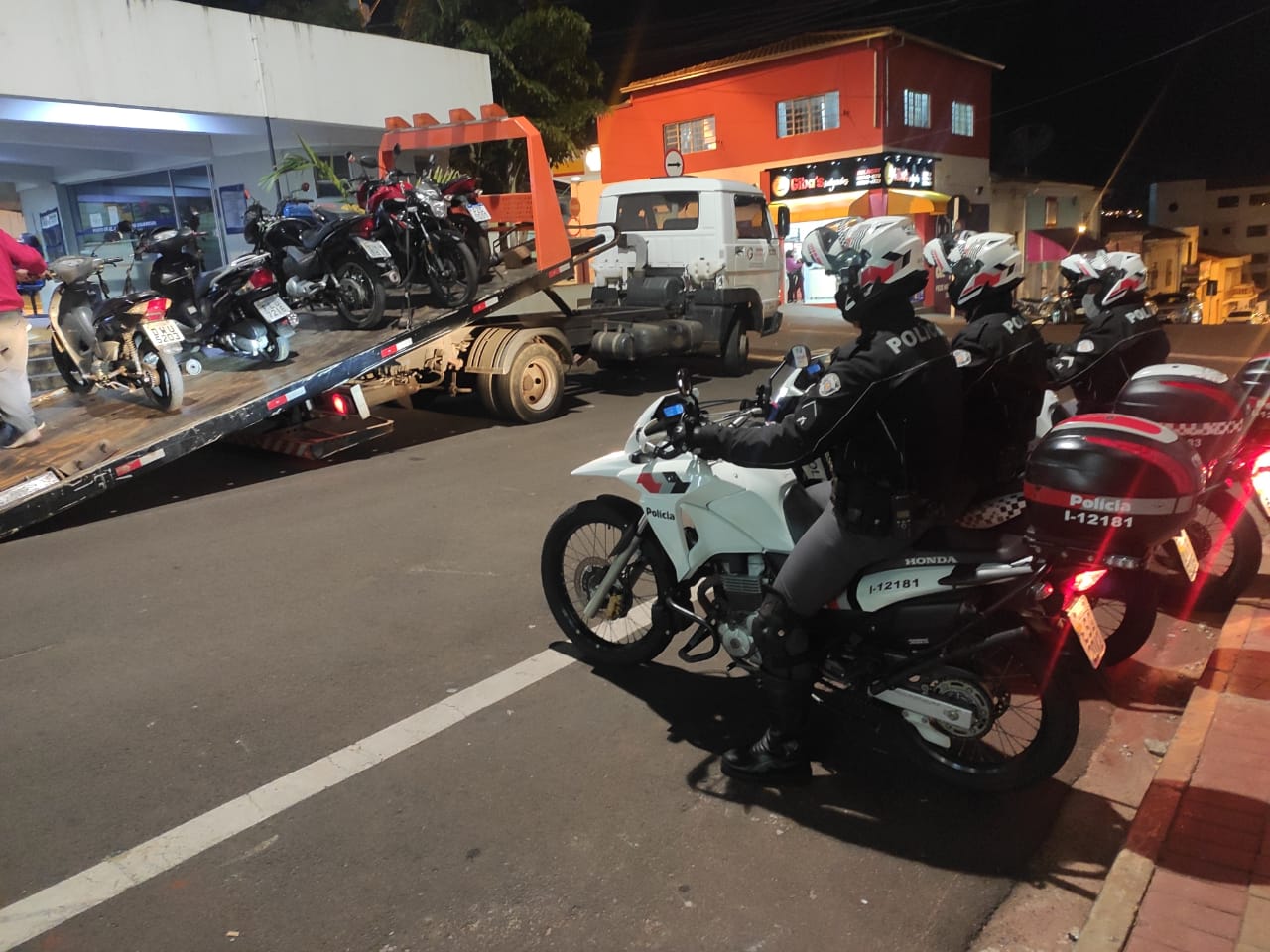 Polícia Militar faz operação de trânsito com autuações e remoção de motocicletas no centro de Botucatu