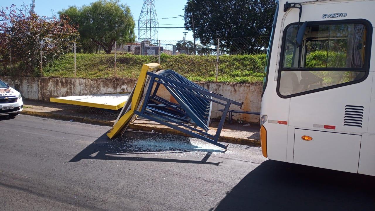 Ônibus derruba abrigo de passageiros na Emílio Cani em Botucatu