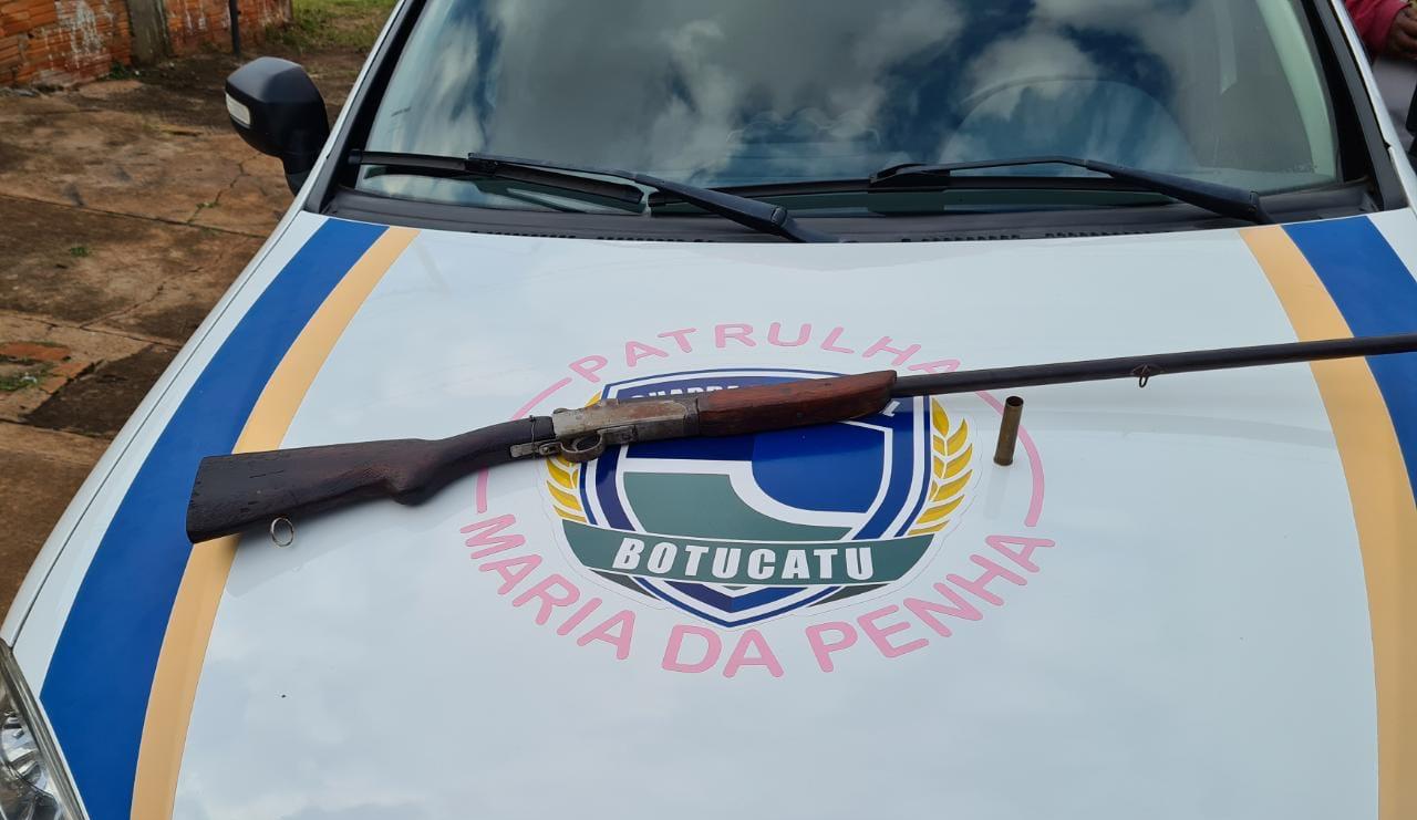 Homem com espingarda escondida é preso após agredir mulher no Jardim Cristina