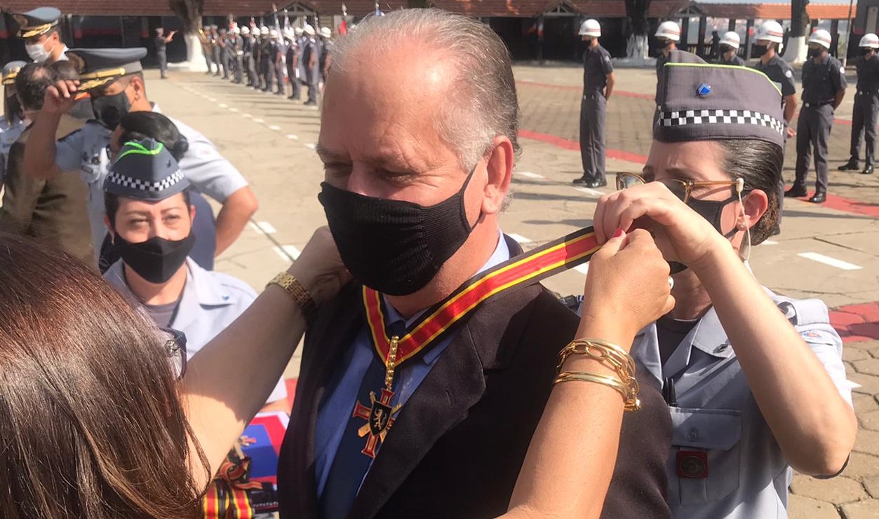 Delegado Seccional de Botucatu recebe comenda máxima da segurança no estado