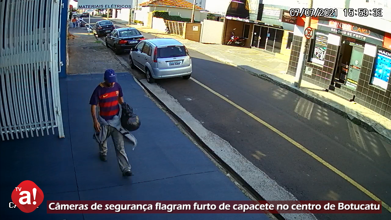 Câmeras de segurança flagram furto de capacete no centro de Botucatu; assista