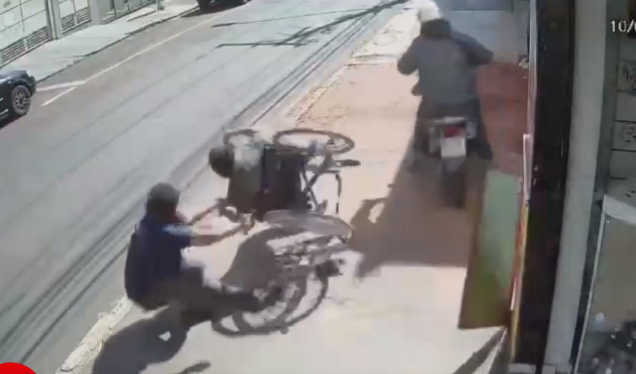 Cadeirante é atingido por moto em calçada no centro de Botucatu