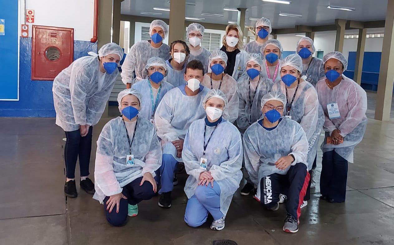 Fotos mostram os voluntários da vacinação em massa de Botucatu