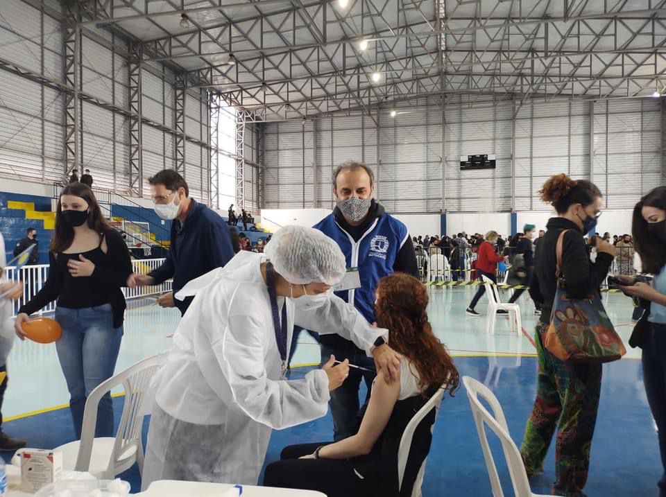 Adolescentes que não conseguiram se vacinar neste domingo, 29, devem esperar novo comunicado da Prefeitura Adolescentes que não conseguiram se vacinar neste domingo, 29, devem esperar novo comunicado da Prefeitura