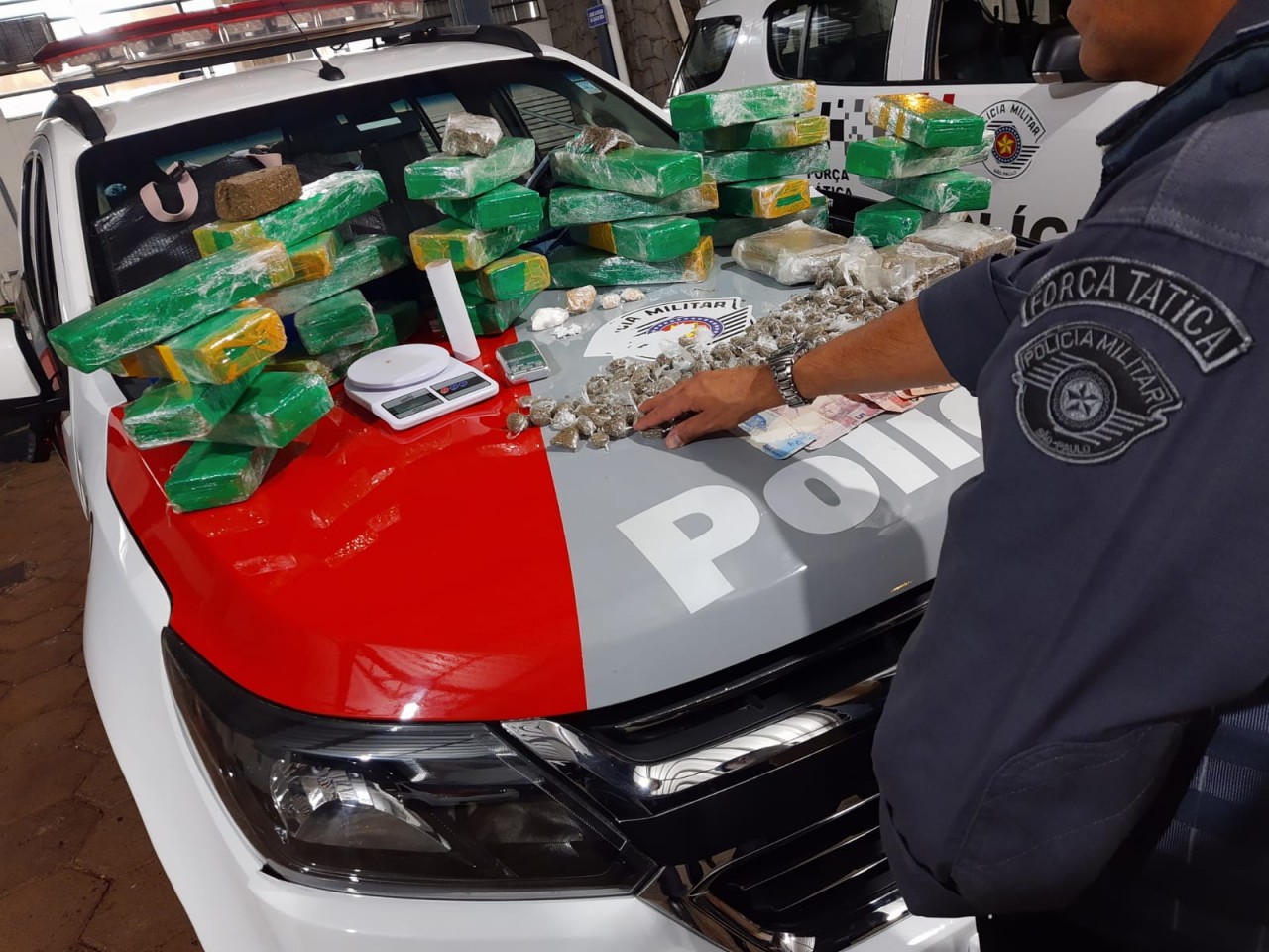 Força Tática apreende 28 quilos de maconha em apartamento do Cachoeirinha 2 em Botucatu