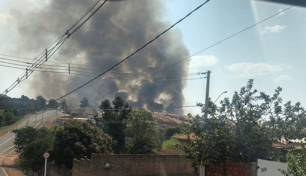 Bombeiros combatem fogo em grande área perto do Distrito Industrial 3 de Botucatu