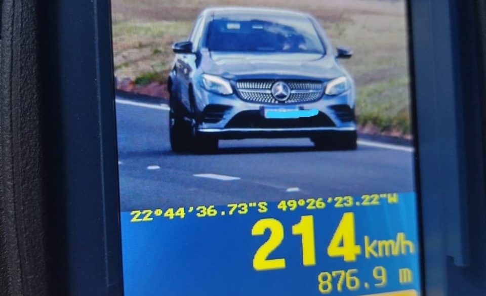 Carro é flagrado a 214 km/h na Rodovia Castello Branco