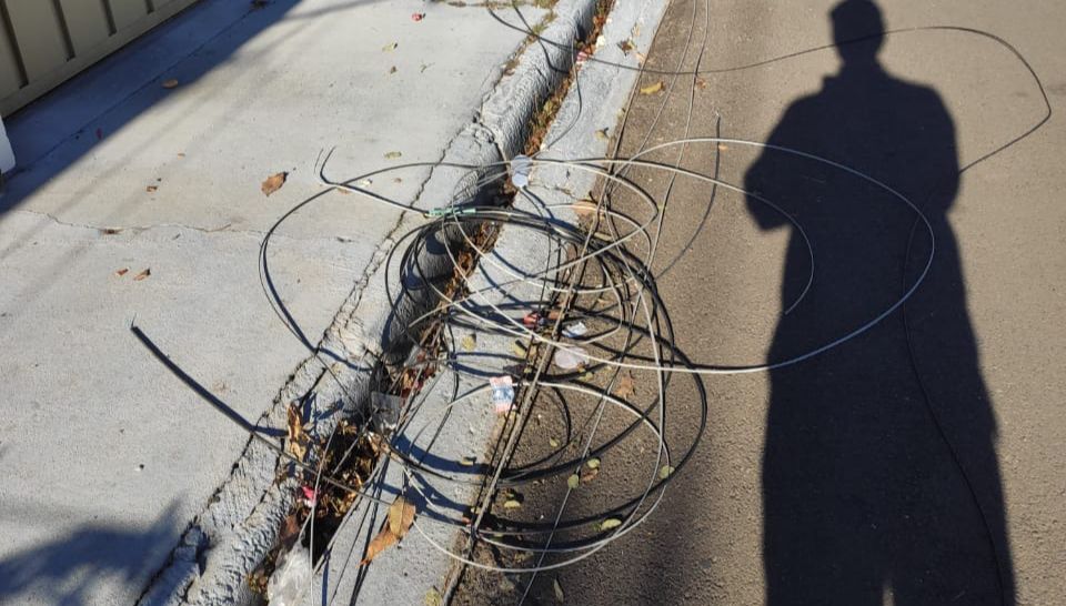 Vereadores se reúnem com a CPFL e empresas de telefonia e internet para “faxina de cabos mortos” em Botucatu