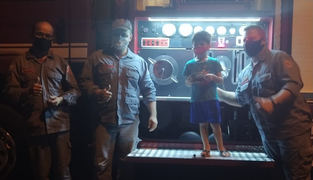 Bombeiros de Botucatu visitam garoto de apenas 4 anos apaixonado pela corporação