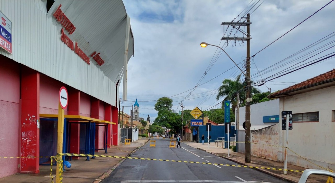 Trânsito fica interditado em trecho no centro de Botucatu após danos em estrutura metálica